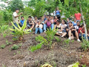  Etudiants visitant le jardin de colibris