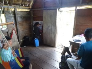 De gauche à droite : Denis (agriculteur), Marcial et Deyling (membres de la Fundación del Rio), lors de la rencontre avec les familles.