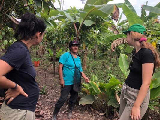 responsables peru Marion Imbert y Charlene Laine conversando con la senora Helena del centro poblado Anda febrero2022